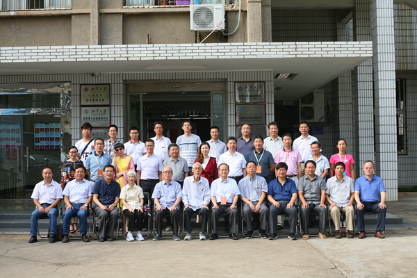 60周年校庆数公司员工合影_副本.jpg